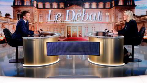 Frankrikes president Emmanuel Macron og hans utfordrer Marine Le Pen på plass i TV-studioet under onsdagens direktesendte debatt.