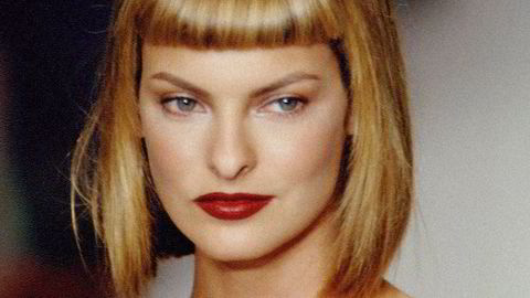 Kortversjonen. Supermodell Linda Evangelista på catwalken til designer Chantal Thomass i 1994, fire år etter hun ytret de nå famøse ordene: «Jeg står ikke opp for mindre en ti tusen dollar om dagen.»