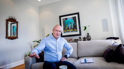 – Jeg har investert i 18 år nå. Jeg er egentlig ikke en corporate-person. Jeg liker egentlig mer å holde på på egen hånd.. Jeg er nødt til å forberede meg nå som jeg er ung og rask og noenlunde ved mine fulle fem, sier Kjetil Holta. Her er han i sin leilighet i Göteborg som hvor han bodde frem til han flyttet til Sveits for to år siden.