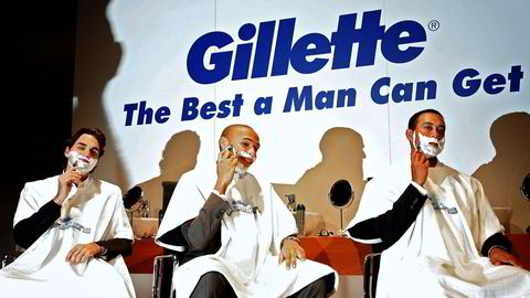 Tennisspiller Roger Federer, fotballspiller Thierry Henry og golfspiller Tiger Woods deltar i et reklamestunt for barberhøvelprodusenten Gillette i Dubai i 2007.