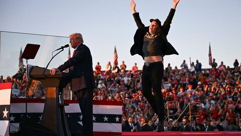 Tesla, SpaceX og X sjef Elon Musk (til høyre) under en valgkamp rally for tidligere president og kommende president Donald Trump.