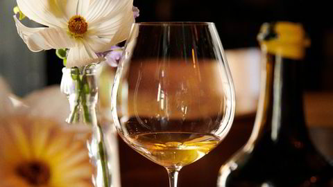 Nektar. Viner laget under flor får ofte en gyllengul, honningaktig farge, som her i et glass på vinbaren Nektar i Oslo.