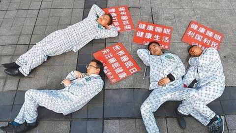 Liggende protest. «Tang ping» betyr å legge seg ned. Ulike memes på sosiale medier illustrerer at kinesiske 30-åringer legger seg ned i protest mot den brutale arbeidskulturen.