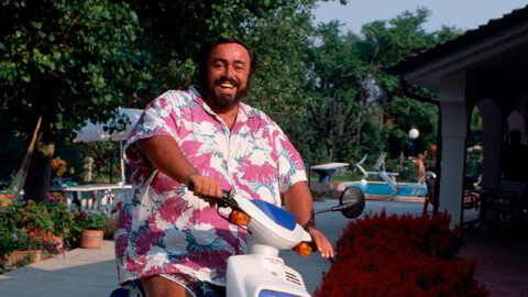 Operamint. Luciano Pavarotti trakterer scooteren med bravur utenfor villaen i Pesaro sør for Rimini i 1991.
