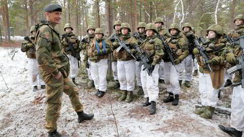 Forsvarssjef og general Eirik Kristoffersen besøker soldater fra HV-17 på Porsangmoen. Kristoffersen er opptatt av å normalisere endring.