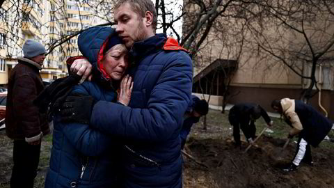 Serhii Lahovskyi (26) klemmer Ludmyla Verginska (51) i byen Butsja, der mange ukrainere skal ha blitt regelrett henrettet. Begge sørger over en felles venn som er blitt drept av russiske soldater. Begravelsen skjer i hagen ved en boligblokk.