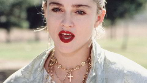 Dobbel. Madonna hadde sluppet albumet «Like a Virgin» året i forveien og var godt på vei til å bli det selvstyrte popikonet vi skulle kjenne henne som. Her i 1985 med hovedrolle i «Desperately Seeking Susan», doble smykker med kors, hårbånd og knallrød leppestift.