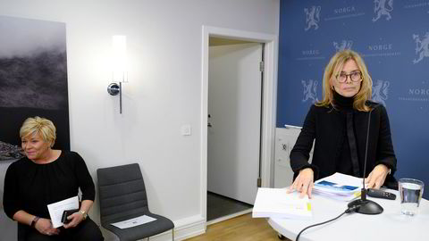 Karen Helene Ulltveit-Moe (til høyre) presenterte utredningen om lakseskatt for finansminister Siv Jensen mandag morgen.