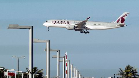 Et Qatar Airways-fly tar av i Doha. Nå går selskapet inn som sponsor i tre storklubber.