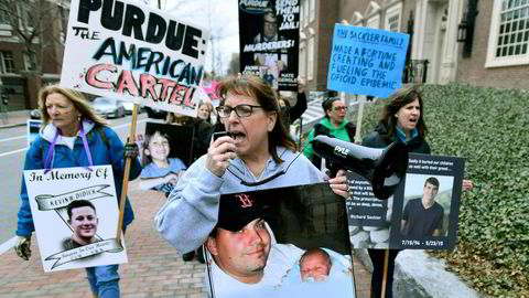 Demonstranter utenfor Arthur M. Sackler-museet ved Harvard-universitetet krever at Sackler-navnet fjernes fra bygningen, fordi de har mistet slektninger som følge av familiebedriftens ukritiske salg av opioider.