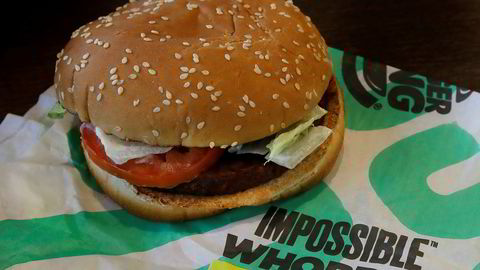 En Burger King-kunde saksøker hamburgerkjeden for å steke den plantebaserte Impossible Whopper på samme grill som tradisjonelle burgere. Arkivfoto: Ben Margot / AP / NTB scanpix