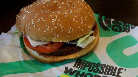 En Burger King-kunde saksøker hamburgerkjeden for å steke den plantebaserte Impossible Whopper på samme grill som tradisjonelle burgere. Arkivfoto: Ben Margot / AP / NTB scanpix