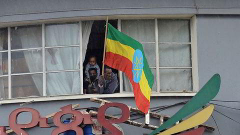 Folk i Addis Abeba veivet med flagg fra vinduer søndag.