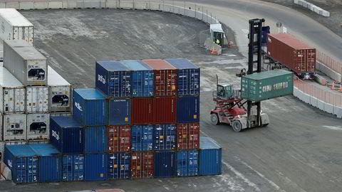 En container blir losset på havnen i Lyttelton i New Zealand. Landets brutto nasjonalprodukt krympet med 12,2 prosent i årets andre kvartal – den største nedgangen som er blitt registrert noen gang.