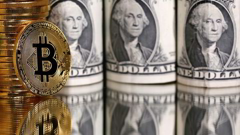 Toppsjefen for det børsnoterte amerikanske selskapet Microstrategy spådde kollaps av bitcoin da kursen lå på 600 dollar i 2013. Nå har selskapet kjøpt nesten 40.000 bitcoin til kurs på over 10.000 dollar.