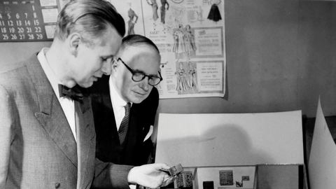 Minneapolis. Per Tannum (til venstre) viser den norske generalkonsulen Torgeir Sigveland modellen for utstillingen som ble åpnet i april 1952 i stormagasinet Powers Dry Goods Co.