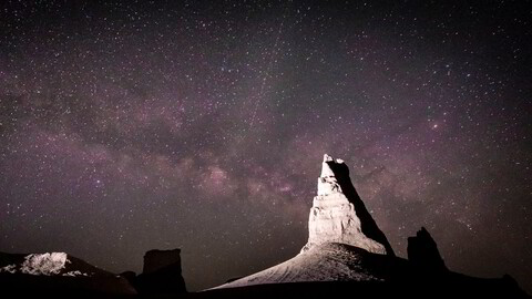 Midt på bildet passerer en Starlink-satellitt over iransk territorium i mai i år. Dette er en av satellittene som har skapt den diplomatiske krisen mellom Iran og Norge.