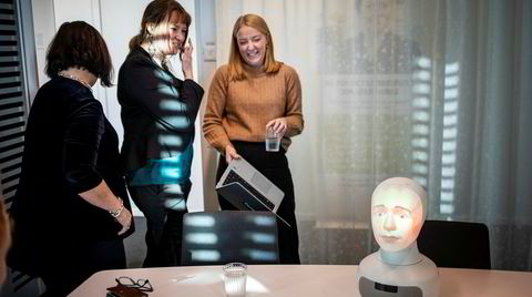 Åsa Edman Källströmer, administrerende direktør (til venstre), Charlotte Ulvros og Sinisa Strabac, robottrener hos TNG. Roboten Tengai gjør intervjuer for rekrutteringsfirmaet TNG. Roboten skal gjør det mulig å gjennomføre intervjuer uten annen påvirkning enn kandidatens kvalifikasjoner.