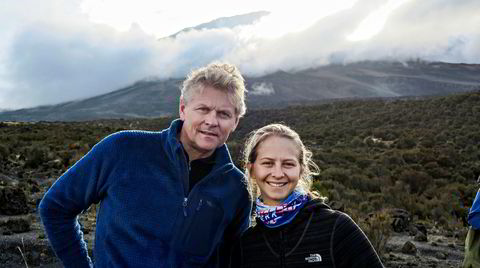 Turens andre dag, og toppen av Kilimanjaro kan så vidt skimtes bak Atle Sigmundstad og datteren Tuva. Kort tid etterpå forteller han at han er blitt syk.