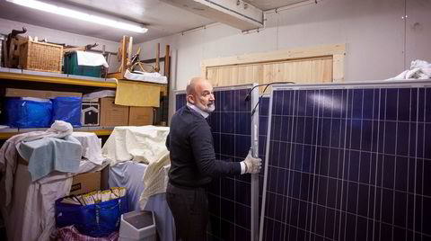 På et lager i Oslo står minnene av det det som skulle bli et milliardeventyr innen solkraft. Christian Hagemann, COO i EAM Solar, kan bare konstatere at solen ikke skinner på panelene, som skulle stått i Italia.