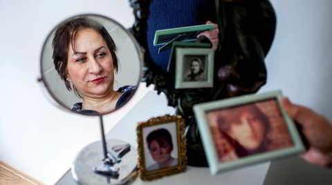 – Vi hadde ikke lov til å snakke med familien. Min mor døde uten å vite hvor jeg var, sier Fereshteh Khalaj Hedayati. Da hun forlot bevegelsen, kunne hun bære alt hun eide i én hånd. Blant eiendelene var bildene av familemedlemmer som var døde eller hun hadde mistet kontakten med.