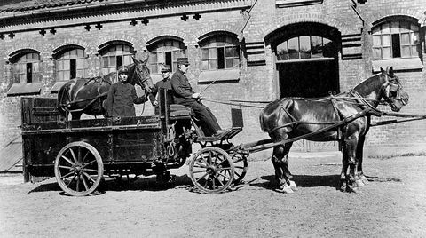 Syk hest. Politiet i Kristiania hadde en egen transportvogn for syke hester. Fotografen er ikke kjent, bildet er tatt rundt 1910.