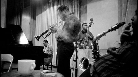 Jazzer med gutta. En helt alminnelig kveld i New York, 1958. Miles Davis (trompet), Red Garland (piano), Paul Chambers (bass) og Julian «Cannonball» Adderley (altsaksofon, i forgrunnen).