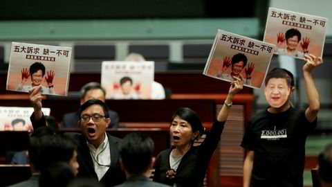 Hongkongs leder Carrie Lam forlot møtet i den lovgivende forsamling fordi hun ble ropt til mens hun talte.