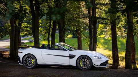 Aston Martin Vantage er en klassisk sportsbil med motor foran og driften bak.