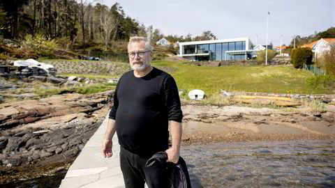 Rune Breili ved havet og et av husene han har tegnet på Nøtterøy. Arkitekten mener det er stor forskjell på det han faktisk er dømt for, og det offentligheten tror han er dømt for.
