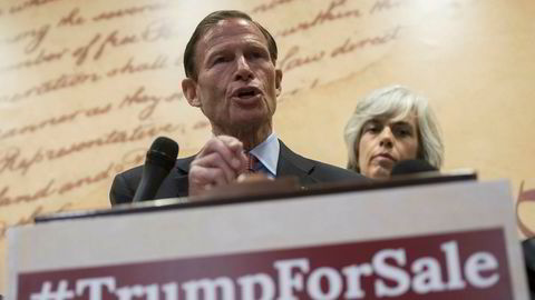 Senator Richard Blumenthal reagerer sterkt på nye og lekkede opplysninger om at USAs handelsminister Wilbur Ross har investeringer i selskaper med Russland-forbindelser. På bildet snakker Blumenthal under en pressekonferanse på Capitol Hill i Washington i sommer.