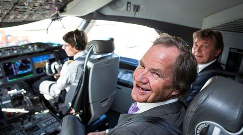 Norwegian-gründerne Bjørn Kjos og Bjørn H. Kise (bak til høyre) har hatt full kontroll over både selskapets styre og ledelse – og kraftige vekst. Her på besøk i cockpit på langdistanseflyet Boeing 787 Dreamliner i mai 2012, ett år før Norwegian fikk levert flyet.