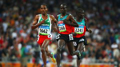 13–7 til Bekele. Etiopiske Kenenisa Bekele (til venstre) regnes som verdens beste løper på tartan, mens kenyanske Eliud Kipchoge (rett bak) har vært så å si uslåelig på asfalt. Av 20 dueller mellom de to, har Bekele vunnet 13. Men på maratondistansen har Kipchoge et solid overtak – 4–0. Her er de under 5000 meterfinalen i Beijing-OL i 2008, der Bekele løp inn til gull foran nettopp Kipchoge.