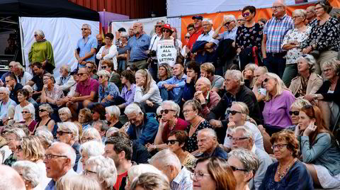 Publikum følger med på åpningsseremonien på Arendalsuka.