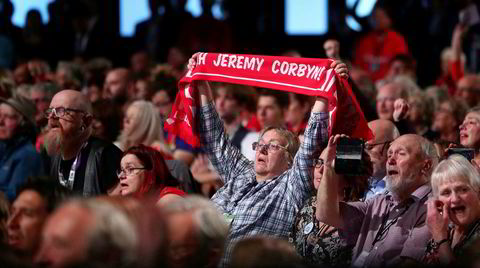 Det britiske arbeiderpartiets delegater og tilhengere venter på at Jeremy Corbyn skal holde tale under partikongressen i Liverpool i september 2018.