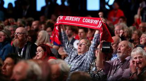 Det britiske arbeiderpartiets delegater og tilhengere venter på at Jeremy Corbyn skal holde tale under partikongressen i Liverpool i september 2018.