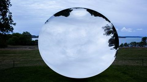 Naturkunst. Utenfor Galleri F 15 på Jeløya fanger kunstneren Anish Kapoor himmelen og de praktfulle naturomgivelsene – og menneskene som beveger seg i dem – i sitt gigantiske himmelspeil.