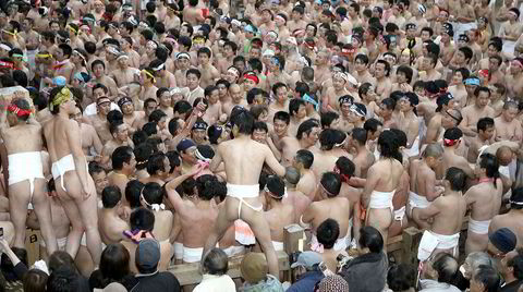 Når skal vi igjen få mulighet til å oppleve Hadaka Matsuri, nakenfestivalen i Inazawa, i utkanten av byen Nagoya? Her foreviget i 2006. Eller bare en karaokebar i Tokyo, for de mindre eventyrlystne.