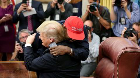 Rapperen Kanye West omfavner president Donald Trump i Det Hvite Hus. West har fått mye kritikk for sin offentlige støtte til den amerikanske presidenten.