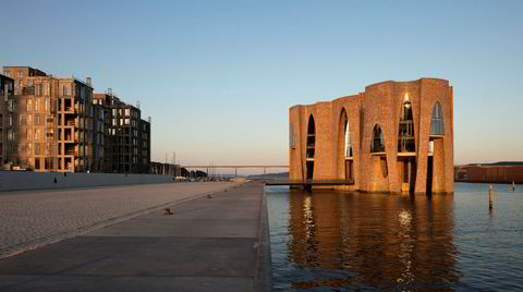 På vannet. I danske Vejle ­stiger Fjordenhus opp av havet. Bygget er arkitekt­kontoret Studio Other ­Places’ første prosjekt, og under­etasjen er åpen for publikum.