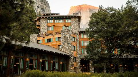 Träd, gres och stenar. Majestic Yosemite Hotel ser nesten ut som en del av naturen, der det ruver i nasjonalparken. I aftensolen skimtes fjelltoppen Half Dome, der man kan klamre seg opp i kø om klatretillatelsen er på plass.