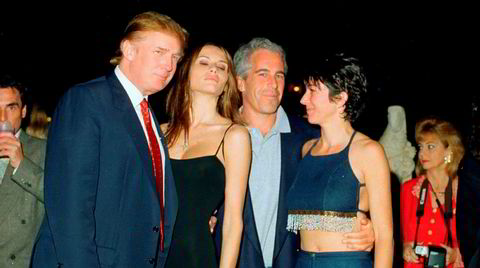 Donald Trump, hans daværende kjæreste, Melania Knauss, Jeffrey Epstein og den britiske sosietetskvinnen Ghislaine Maxwell poserer i Trumps klubb Mar-a-Lago i Palm Beach i Florida i februar 2000. Epsteins internasjonale kontaktnett var stort, og ble i liten grad påvirket av at han sonet fengsel for sexovergrep på slutten av forrige tiår.
