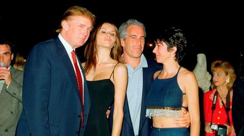 Donald Trump, hans daværende kjæreste, Melania Knauss, Jeffrey Epstein og den britiske sosietetskvinnen Ghislaine Maxwell poserer i Trumps klubb Mar-a-Lago i Palm Beach i Florida i februar 2000. Epsteins internasjonale kontaktnett var stort, og ble i liten grad påvirket av at han sonet fengsel for sexovergrep på slutten av forrige tiår.