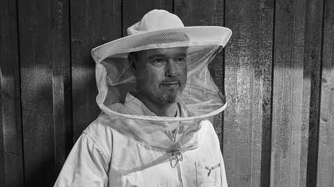 Røykmaskin. Selv fredelige, norske bier bør distraheres med litt røyk når Knut Åge Floor skal åpne kubene