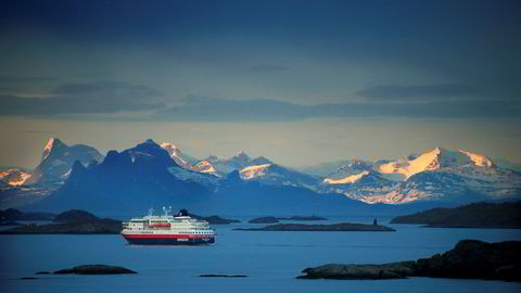 Turistveksten i Norge har stoppet opp, men unntak av Nord-Norge, hvor veksten fortsetter. Her forlater Hurtigruten Svolvær.