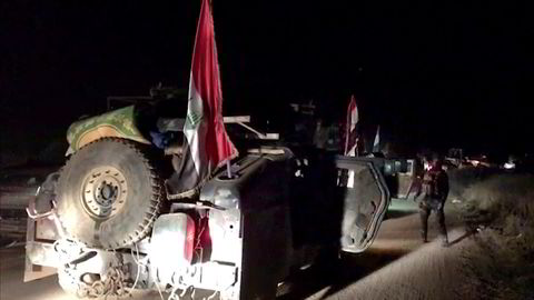 Bildet viser irakiske styrker som beveger seg mot Kirkuk tidlig mandag morgen.