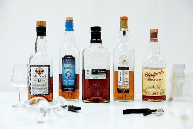 Fem av våre utvalgte whiskyer. Fra venstre: Ichiro's Malt, Murray McDavid, Highland Park, Linkwood, Glenfarclas.