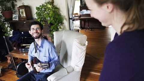 Spiller mandolin. Jeff Kaufman og kjæresten Julia Wise gir alt de tjener til veldedighet. De bor delvis hjemme hos Jeffs foreldre og driver en nettside. Foto: Gretchen ERL / Washington Post / Getty Images