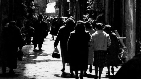 Napoli-verk. I tredje bind av Elena Ferrantes bokserie skjerpes spenningen og det klartenkte identitetstemaet så det er mer fristende enn noen gang å laste ned slutten på engelsk. Foto: Mario de Biasi \ Mondadori / Getty Images