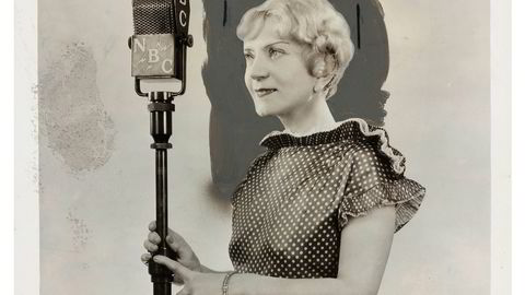 Hardtslående. «Norsk dame betales for at dænge filmstjerner», skrev Nordisk Tidende, en norskspråklig avis i USA, om Sylvia Ulbeck i 1931. Senere skrev "Sylvia of Hollywood" bestselgende bøker, magasinspalter og fikk eget radioprogram.